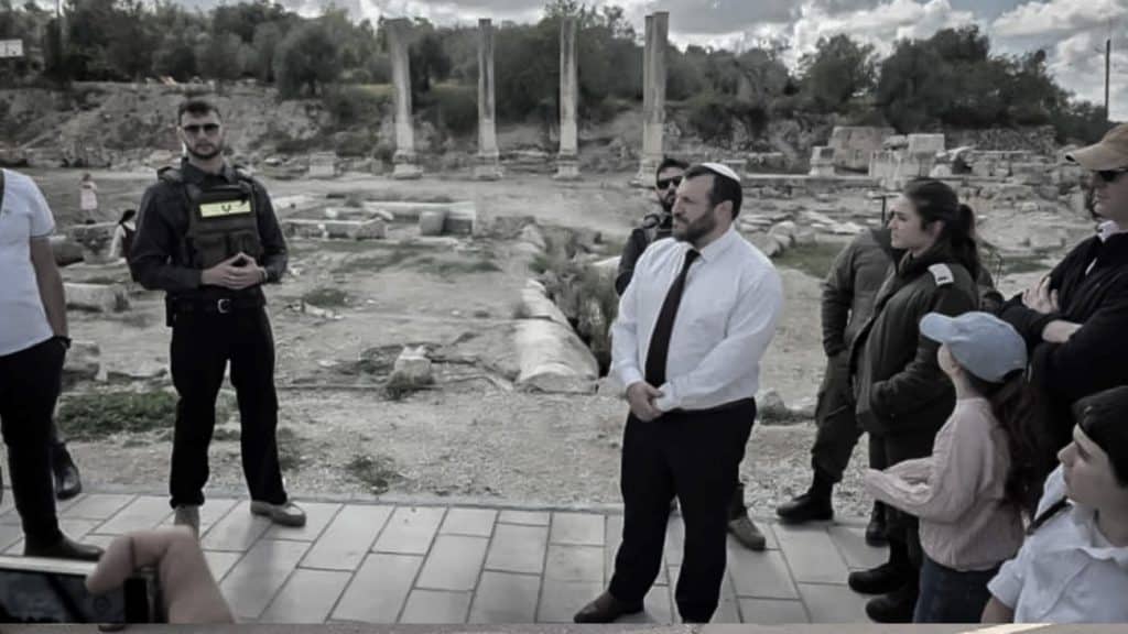 Autoridades del gobierno de Israel visitan Sebastia, donde pretenden construir un parque