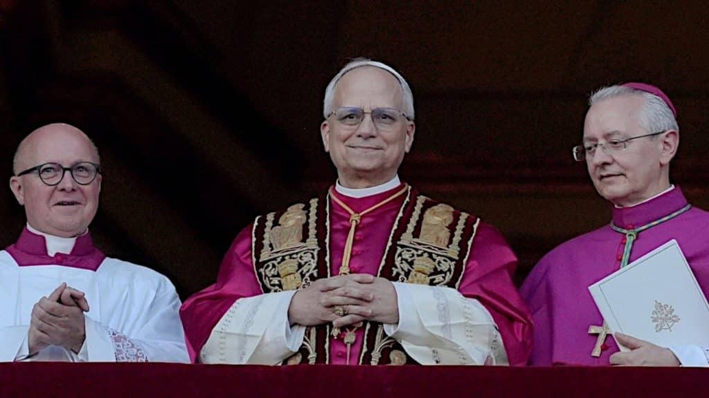 El cardenal Dominique Mamberti anunció el resultado del cónclave desde el Vaticano.