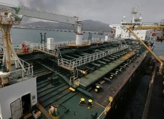 Trump amenaza con paralizar exportaciones petroleras iraníes por acuerdo nuclear