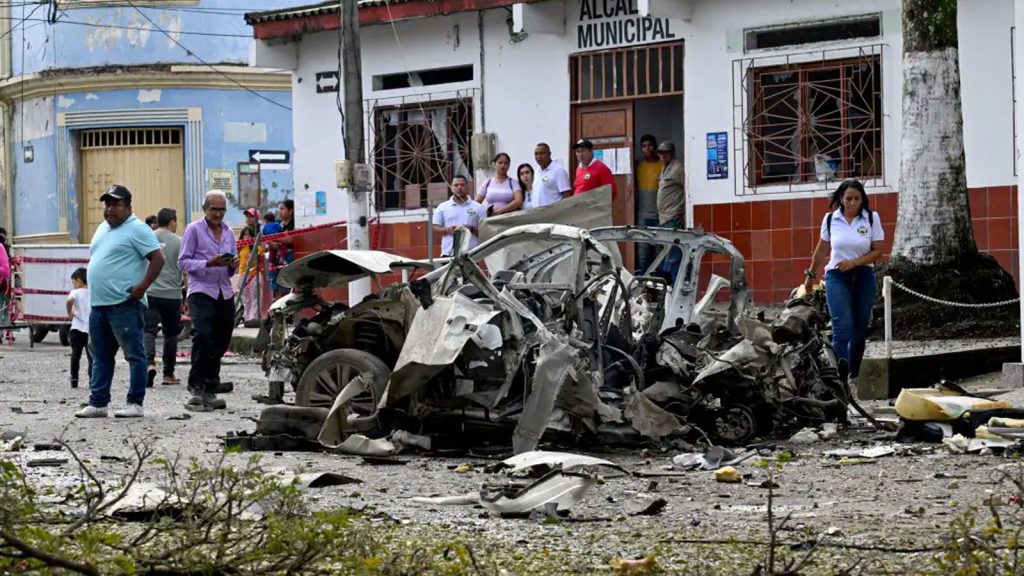 Ataque por explosiones cerca de estaciones policiales y edificios comunales activan la alerta máxima en Colombia
