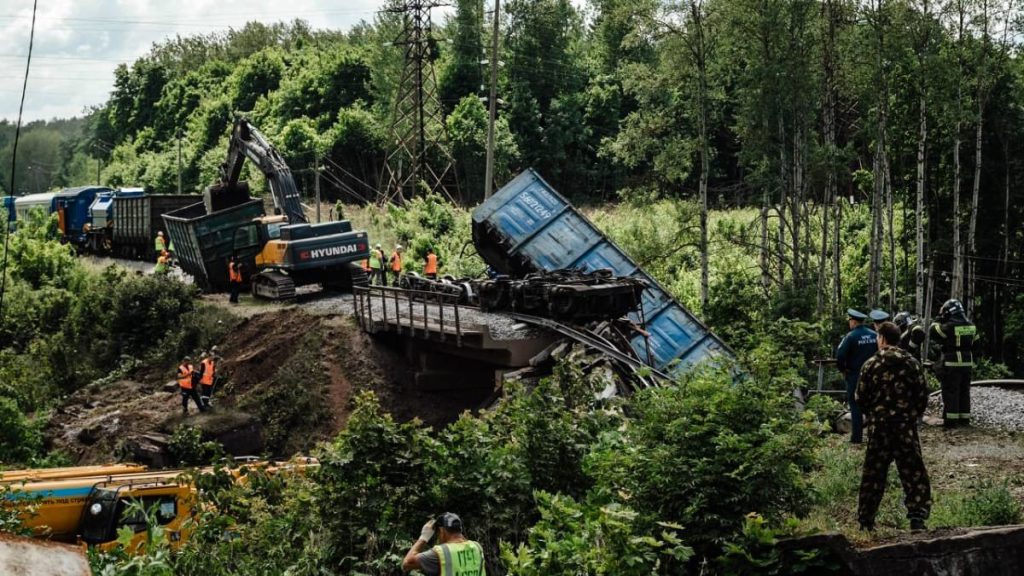 Otro puente colapsó en Kursk y lanzó una locomotora a la carretera, 