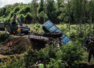 Colapsan dos puentes en Rusia dejando al menos siete muertos Otro puente colapsó en Kursk y lanzó una locomotora a la carretera,