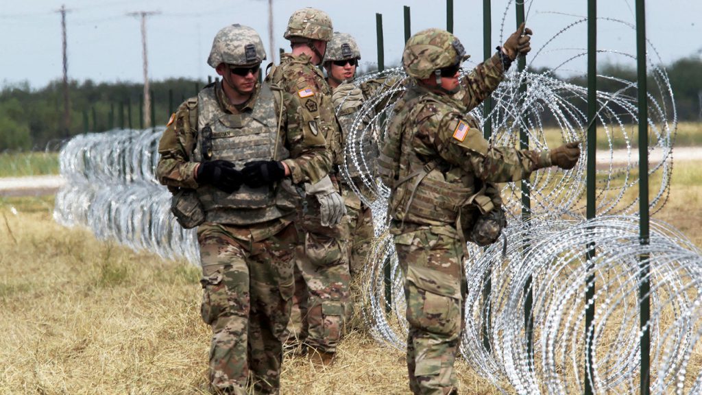 Pentágono desplegará más zonas militares en Texas y Arizona contra migrantes.