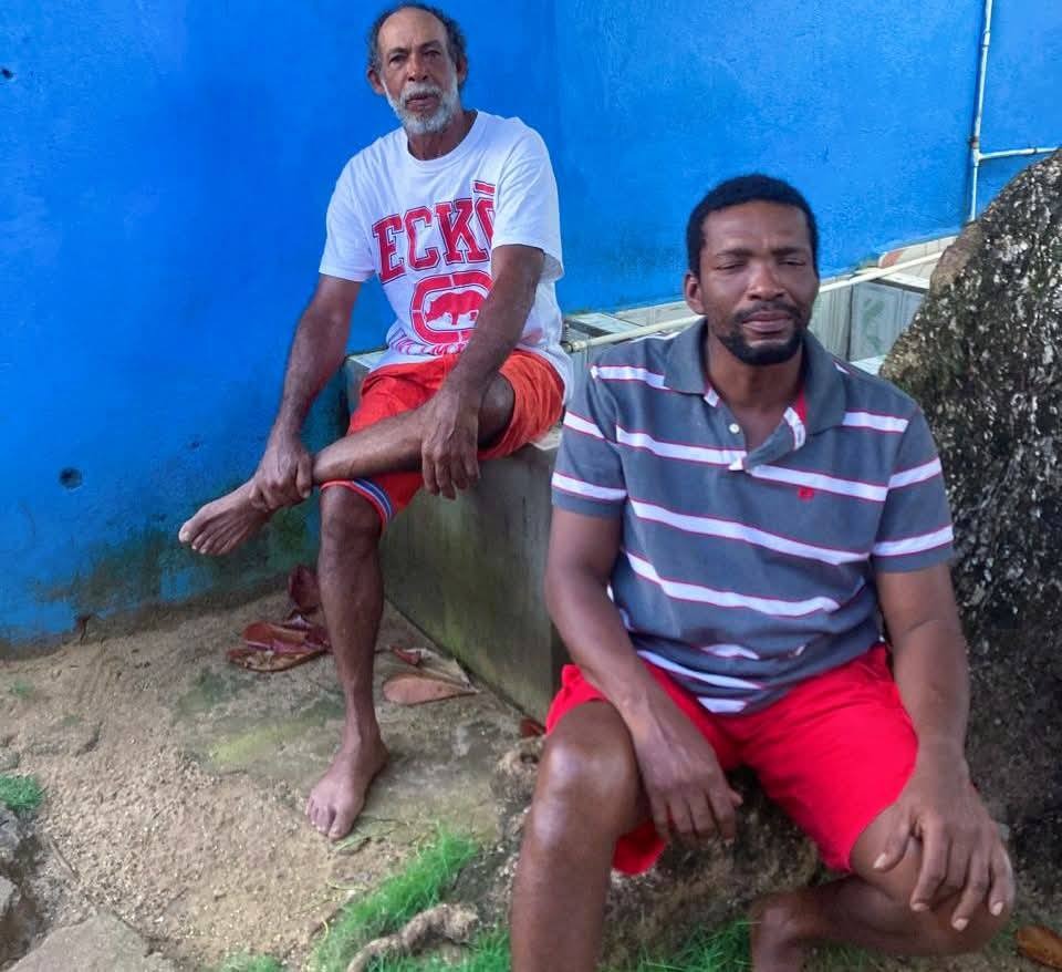 Los sobrevivientes Valberth Campbell y Claeborth luego de llegar a las Costas del Caribe de Nicaragua