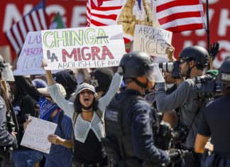 México reitera su apoyo a migrantes ante redadas en Los Ángeles, EEUU Manifestantes protestan contra las redadas masivas realizadas por ICE, consideradas arbitrarias y sin justificación legal.