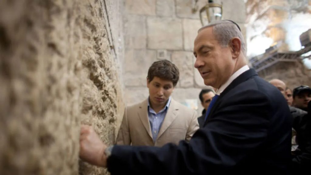 La guerra retrasa por segunda vez el “día más feliz” del hijo menor de Netanyahu.