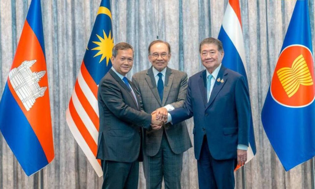 Primeros ministros de Tailandia y Camboya acuerdan alto al fuego en Malasia