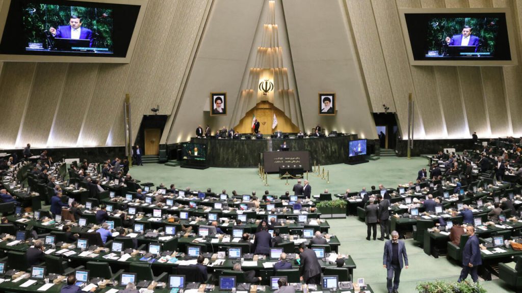 Canciller iraní advierte que cooperación con la AIEA será limitada y bajo estricta supervisión.