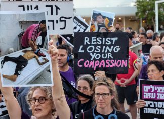 Israelíes protestan en defensa de los niños de Gaza Israelíes protestan frente a las Fuerzas Armadas de Israel y piden en fin del conflicto en Gaza