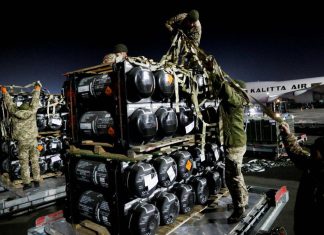 Trump niega pausa en entrega de armas a Ucrania Donald Trump afirmó que es necesario garantizar las reservas militares de EEUU antes de enviar armamento a Kiev.