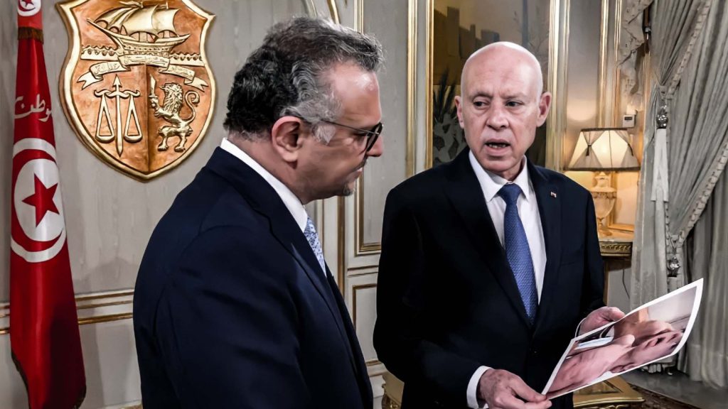 Presidente de Túnez muestra los crímenes de Israel a asesor de Trump con fotos de niños hambrientos en Gaza