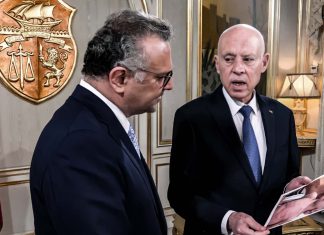 Túnez muestra impactantes imágenes de niños de Gaza a enviado de Trump Presidente de Túnez muestra los crímenes de Israel a asesor de Trump con fotos de niños hambrientos en Gaza