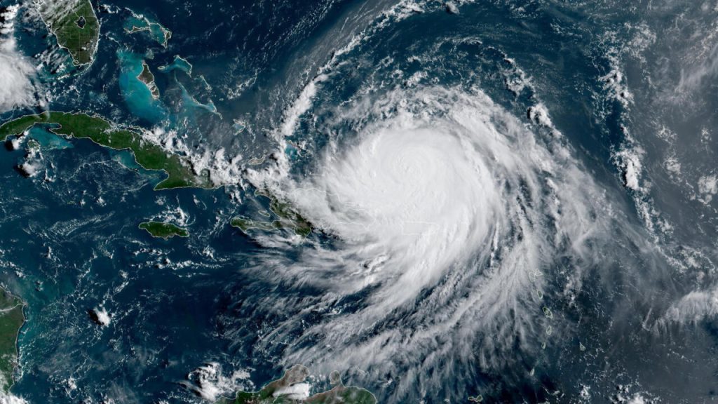 Erin pone en alerta a la costa este de EEUU por marejadas e intensas lluvias