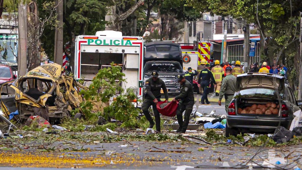 En Antioquia, un helicóptero militar fue derribado, provocando la muerte de ocho uniformados. 