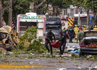 Doble atentado en Colombia deja 18 muertos y más de 70 heridos En Antioquia, un helicóptero militar fue derribado, provocando la muerte de ocho uniformados.