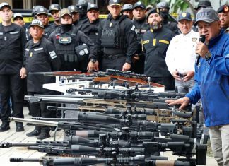 Venezuela decomisa arsenal de armas ligado a planes terroristas Gobierno venezolano acusa a sectores extremistas de la oposición de planear actos terroristas con apoyo externo.