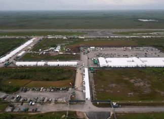 Tribunal de EEUU ordena cierre de la prisión Alligator Alcatraz Florida violó ley ambiental al instalar campamento sin evaluación de impacto