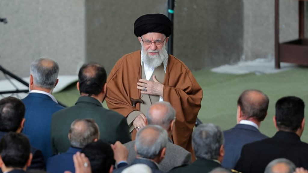 Líder de Irán ayatolá Seyed Ali Jameneí afirma que EEUU intenta cerrar la industria nuclear de Irán. 