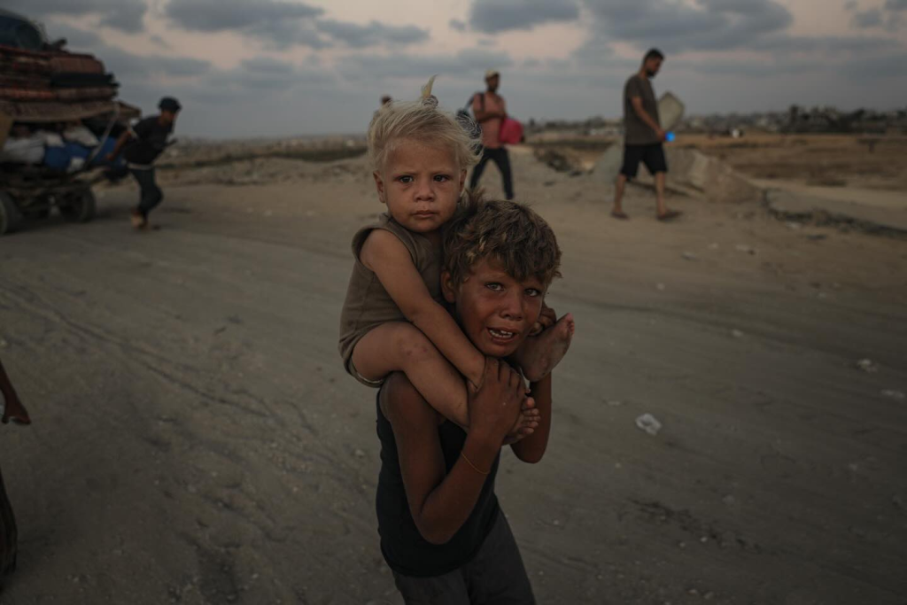 Decenas de miles de palestinos toman las carreteras costeras en un intento de escapar de los bombardeos 