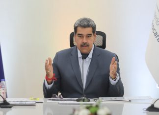 Maduro denuncia que objetivo militar de EEUU es el petróleo Pese a amenazas de EEUU, el presidente Nicolás Maduro aseguró que en Venezuela prevalecerá la paz