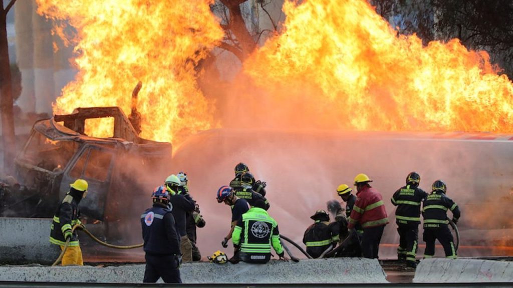 La tragedia inició tras el volcamiento y explosión de una Pipa de gas, cuya onda expansiva alcanzó 32 vehículos 

