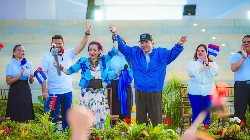 Copresidentes de Nicaragua reciben Antorcha de la Unidad Centroamericana junto a estudiantes y atletas destacados 