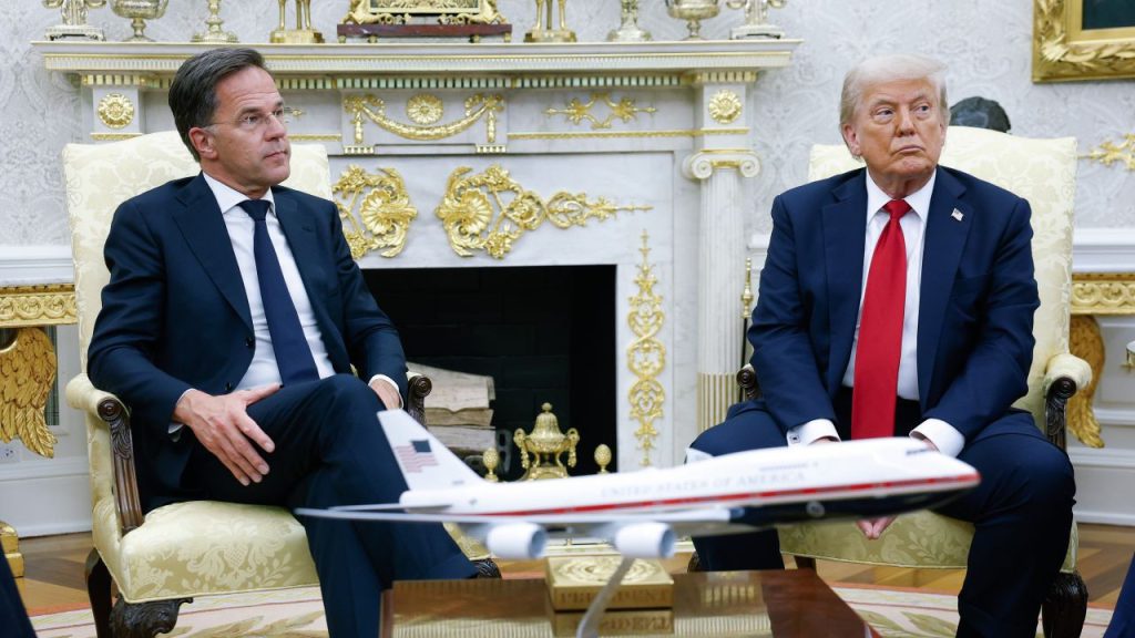 OTAN debe a sancionar a países que compren petróleo ruso, exige Trump
