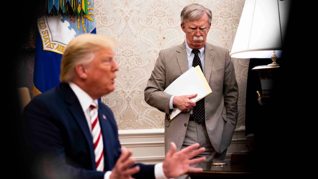 John Bolton comparece ante la justicia por supuesto manejo indebido de documentos de seguridad nacional. 