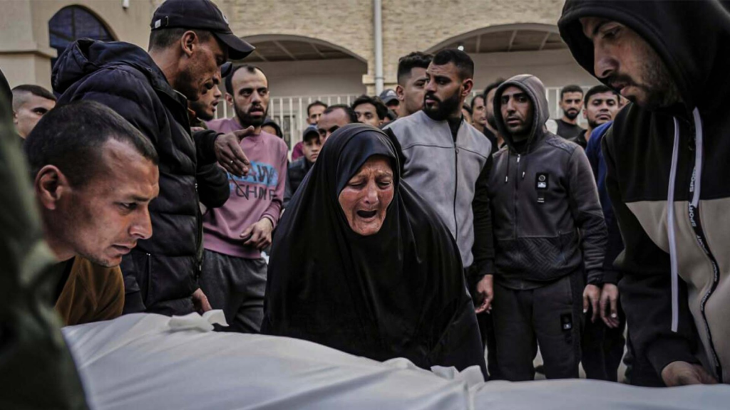 Decenas de familias palestinas acuden al hospital Al Naser, en Jan Yunis, para intentar reconocer los cuerpos devueltos por Israel en el marco del alto el fuego.