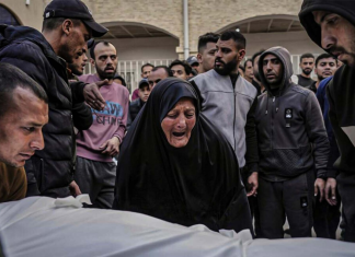 Israel entrega cadáveres de palestinos con signos de tortura Decenas de familias palestinas acuden al hospital Al Naser, en Jan Yunis, para intentar reconocer los cuerpos devueltos por Israel en el marco del alto el fuego.