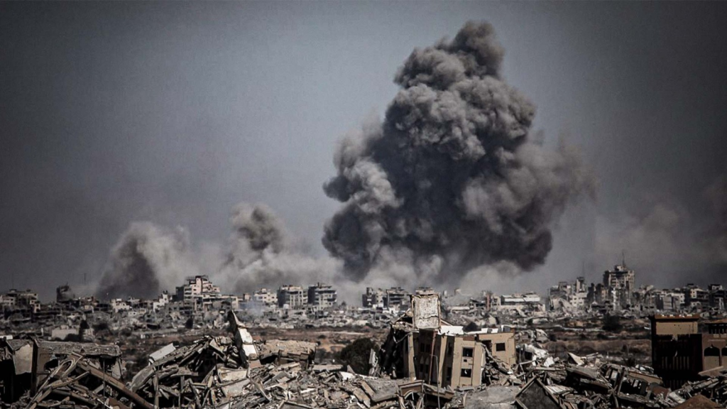 
Gaza vuelve a cubrirse de humo mientras continúan los bombardeos israelíes pese al alto el fuego.