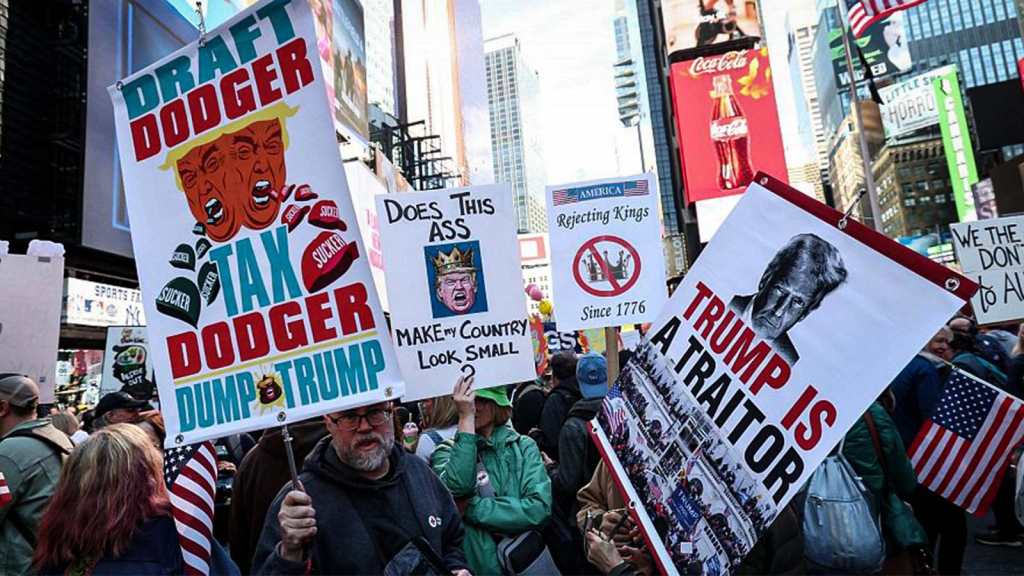 Miles de personas se congregaron en Times Square y en Washington D.C. bajo la consigna “No a las coronas, no a los reyes”.