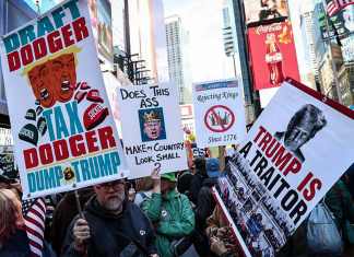 Multitudinarias protestas en EEUU contra Donald Trump Miles de personas se congregaron en Times Square y en Washington D.C. bajo la consigna “No a las coronas, no a los reyes”.