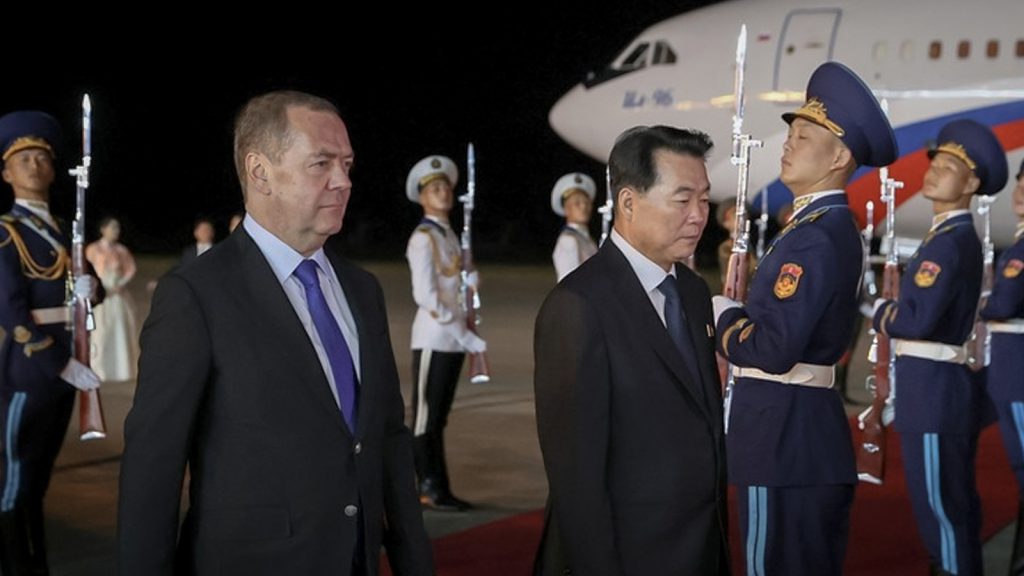 Dmitri Medvédev, vicepresidente del Consejo de Seguridad de Rusia llega a Pionyang 