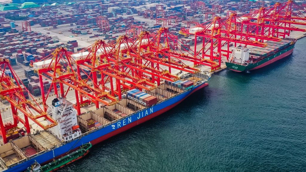 China advierte respuesta a propuesta de Trump en financiar a Ucrania con aranceles europeos