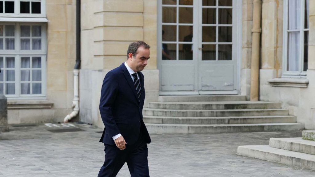 Macron pidió a Lecornu una segunda oportunidad para negociar la estabilidad del país