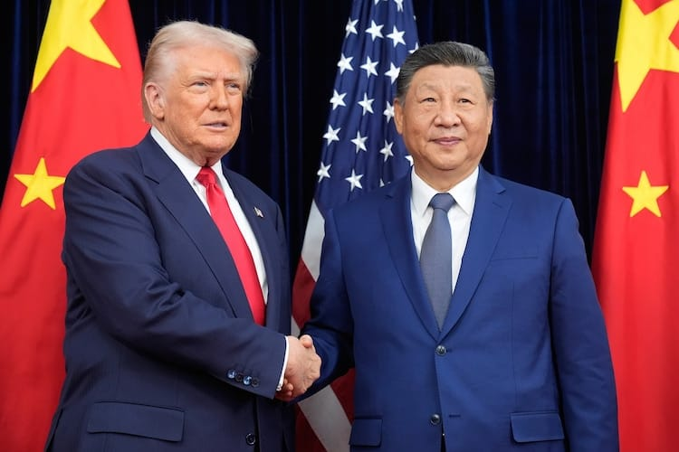 El presidente chino Xi Jinping y su homólogo estadounidense Donald Trump se saludan en Busan, durante un encuentro marcado por gestos de cordialidad y expectativas de distensión.