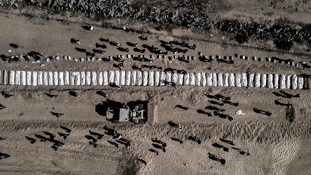 Entre los casos investigados figuran asesinatos de trabajadores humanitarios y civiles palestinos