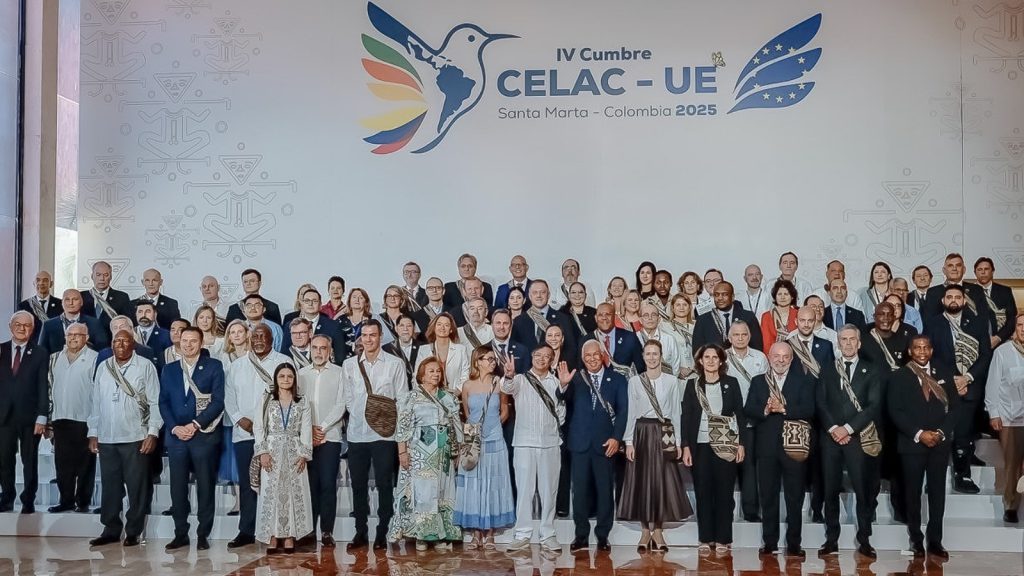 Petro exige respeto al derecho internacional ante el aumento de bombardeos estadounidenses durante Cumbre Celac-UE.