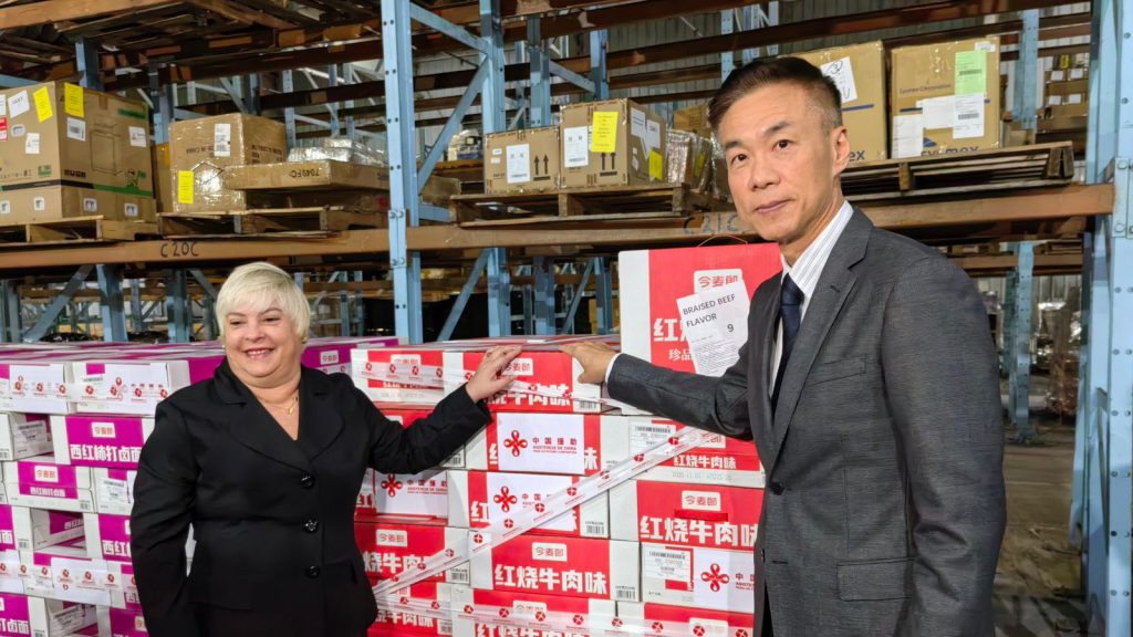 Llega a la Habana primera entrega de ayuda alimentaria proveniente de Cuba en respaldo a las familias afectadas por el huracán Melissa.