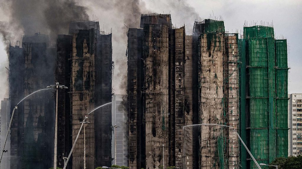 Devastador incendio en Tai Po deja 65 muertos y casi 300 desaparecidos