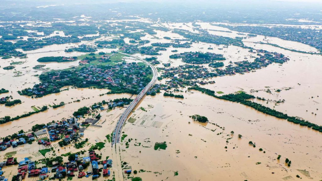 Kalmaegi avanza hacia el centro de Vietnam con vientos de 150 km/h
