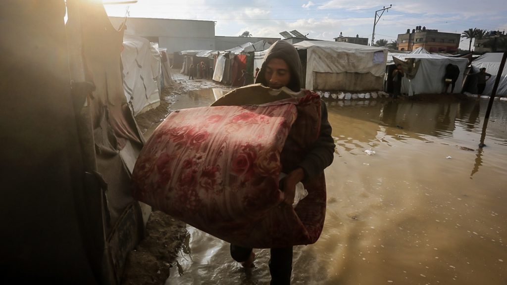 Lluvias inundan campamentos y afectan a miles en Gaza