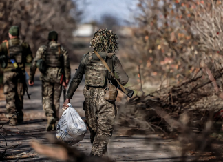 Soldados ucranianos se rinden y denuncian el abandono de sus mandos Soldados ucranianos denuncian el abandono de sus mandos y las pésimas condiciones de su unidad