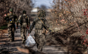Soldados ucranianos se rinden y denuncian el abandono de sus mandos Soldados ucranianos denuncian el abandono de sus mandos y las pésimas condiciones de su unidad