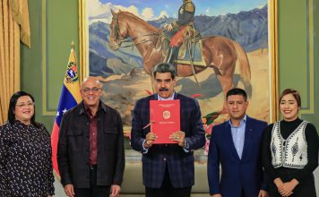 Venezuela aprueba nueva ley de defensa nacional Presidente Nicolás Maduro ordena activar comandos de defensa integral en los 335 municipios de Venezuela