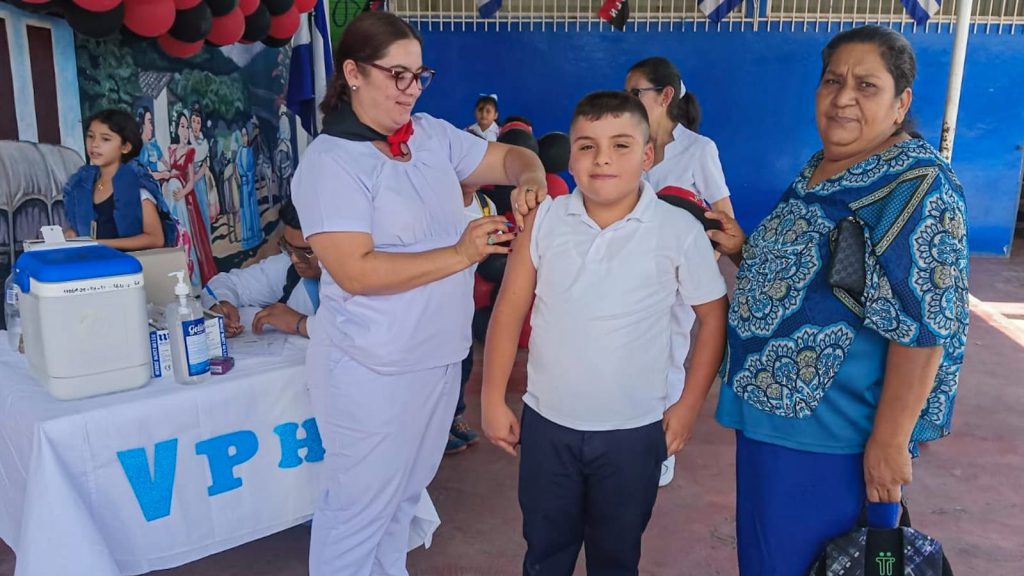 Más de 220,000 menores ya cuentan con la primera dosis contra el VPH
