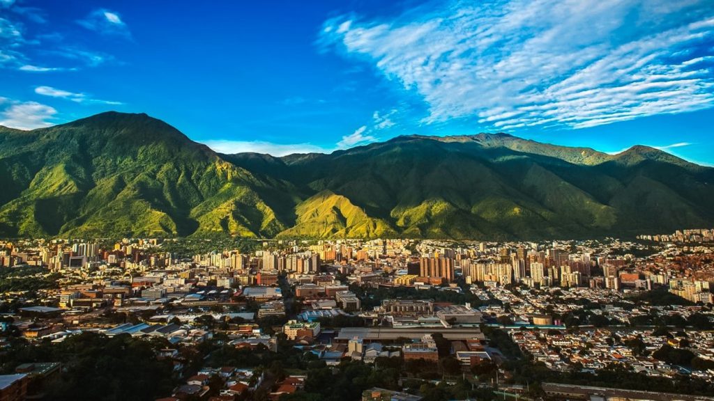 Inflación cae y refuerza la recuperación