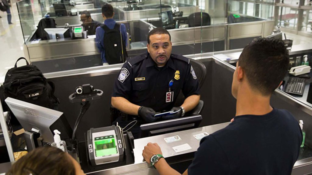 Viajeros de 42 países deberán presentar historial de redes sociales por cinco años a EEUU