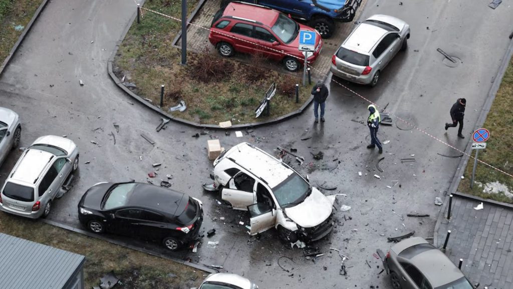 La explosión causó graves daños en el automóvil y afectó a los autos cercanos
